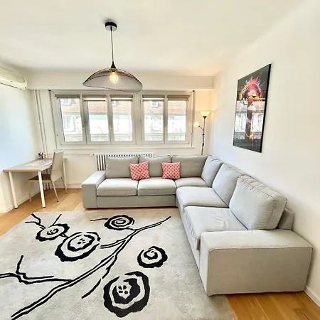 Appartement Three-room With Comforts Very Close To The Center Straatsburg
